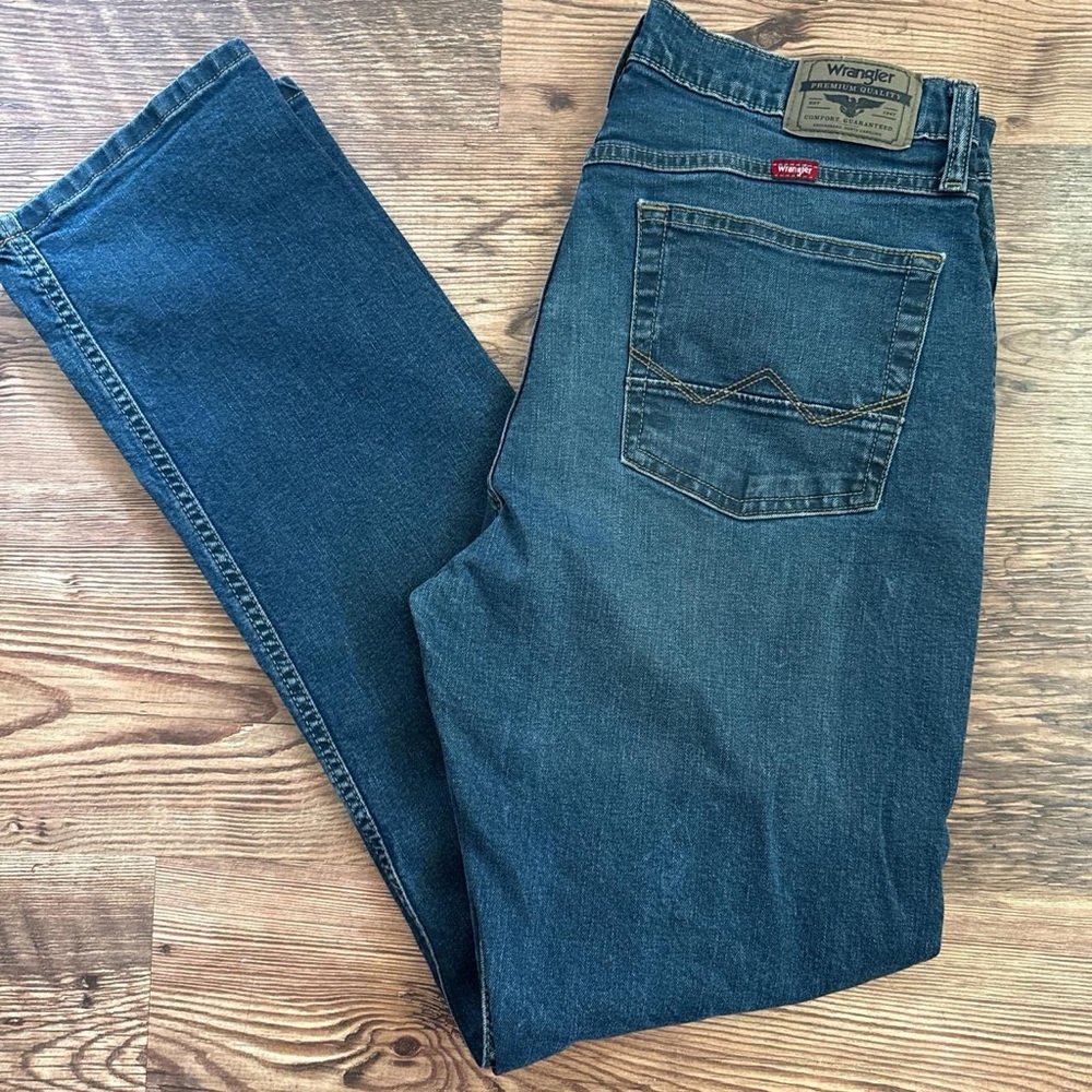 Wrangler Men's Relaxed Fit Dark Blue Jeans